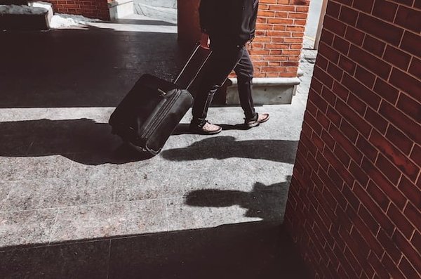 Quelle est la taille maximale autorisée pour un bagage à main en avion en France ?