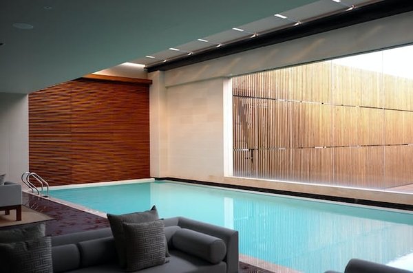 Quels sont les avantages et les inconvénients d'un hôtel avec piscine en France ?