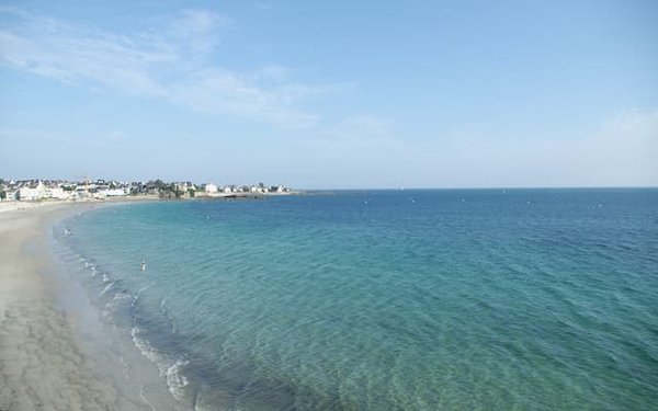 Quels sont les avantages de louer au camping Le Cabellou Plage à Concarneau ?