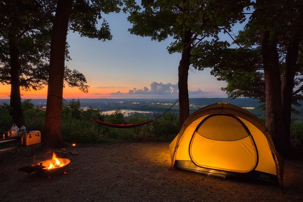 Quels sont les types de locations et d'hébergement disponibles dans un camping de Calvi ?