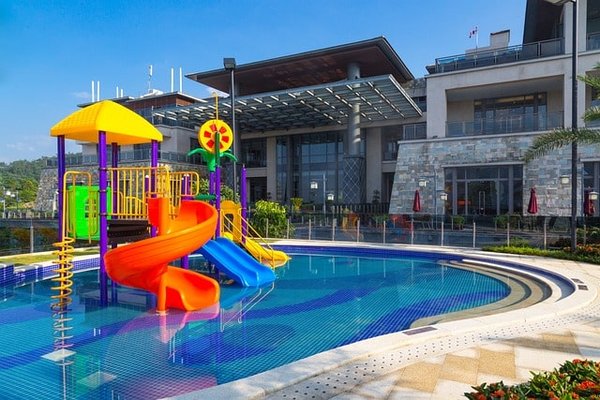 Avantages et les inconvénients de réserver un séjour dans un camping avec parc aquatique en France