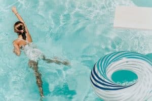 la joie de l'eau dans la piscine