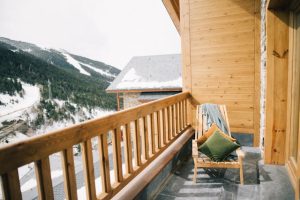 Profitez d'une expérience unique avec la location d'une cabane dans les arbres en Gironde, nichée au cœur de la nature pour un séjour au calme et proche de la forêt.